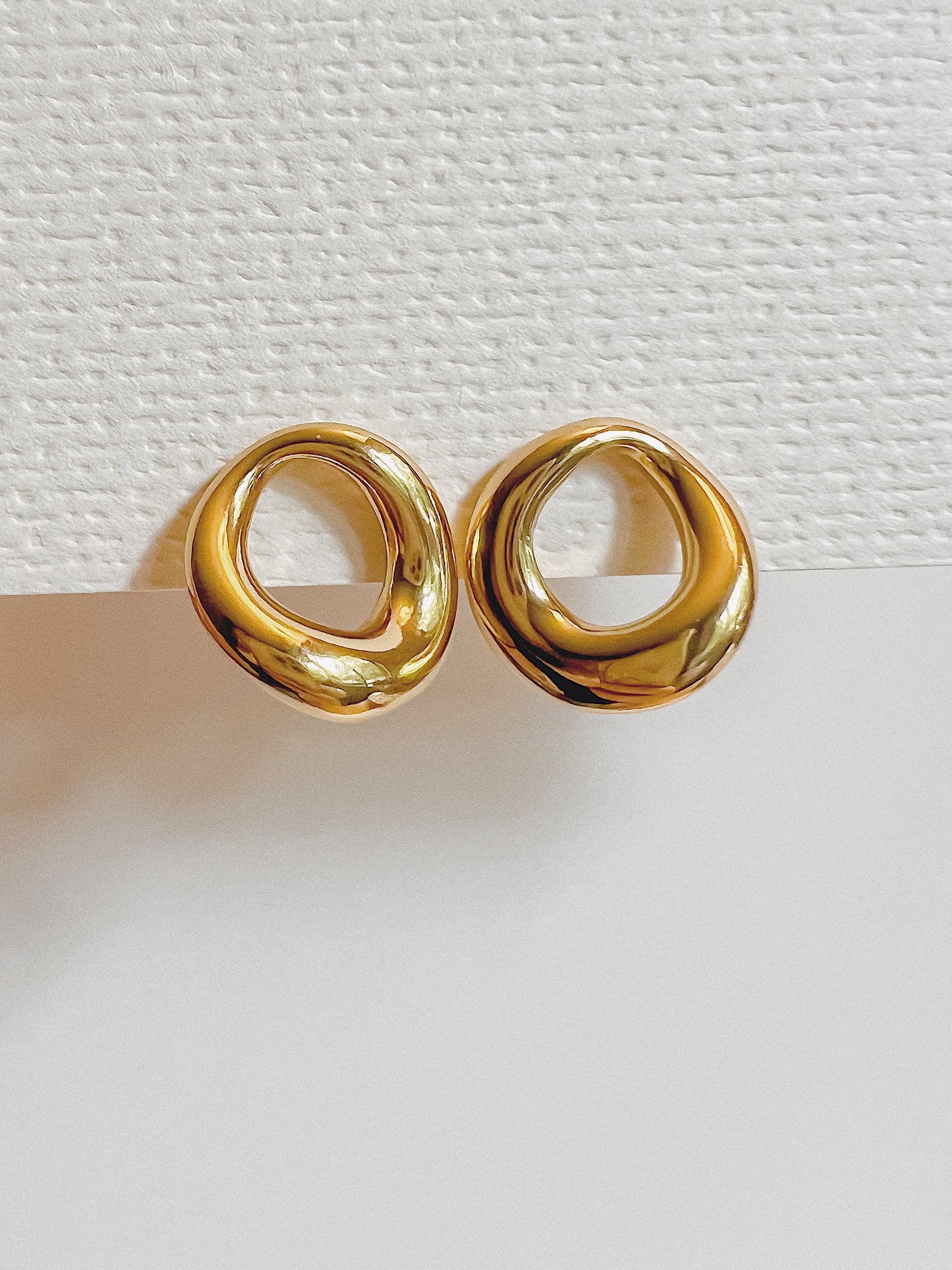 Wavy O studs earring