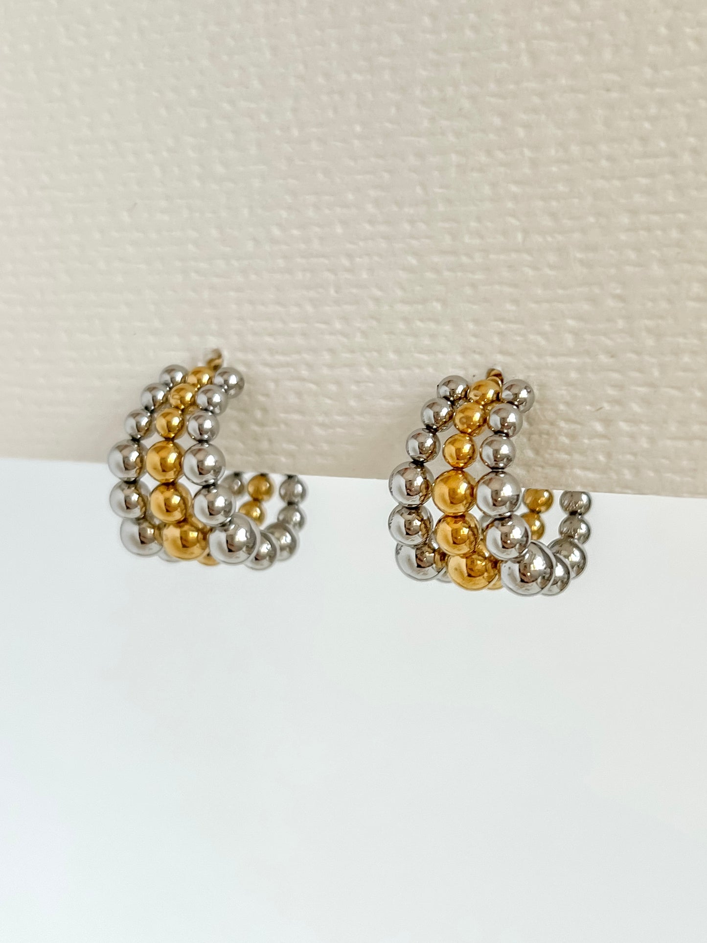 Mix bead layers hoop earrings