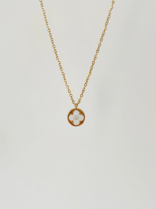 Shell clover necklace