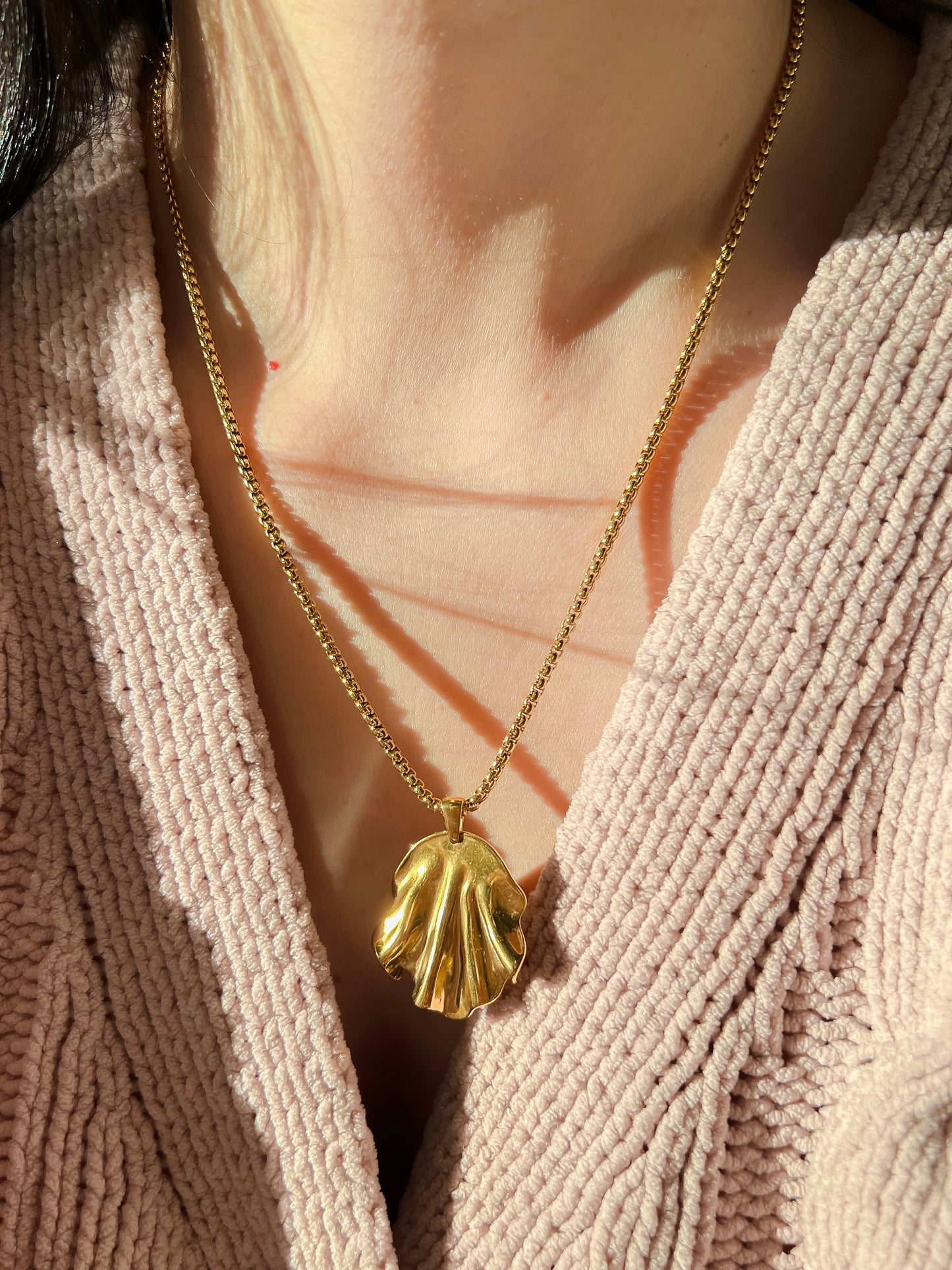 Curled leaf necklace